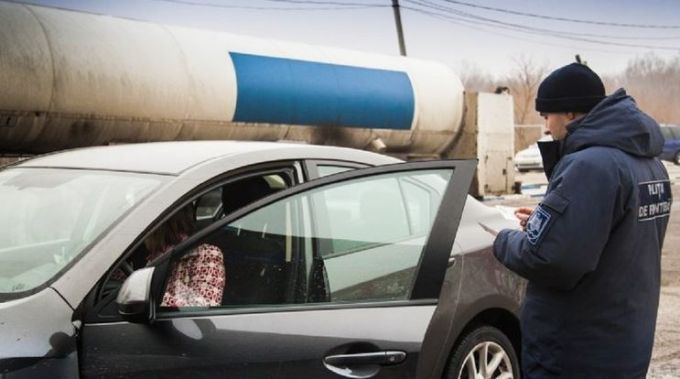 Doi şoferi, cu permise de conducere false, intenţionau să iasă din Republica Moldova
