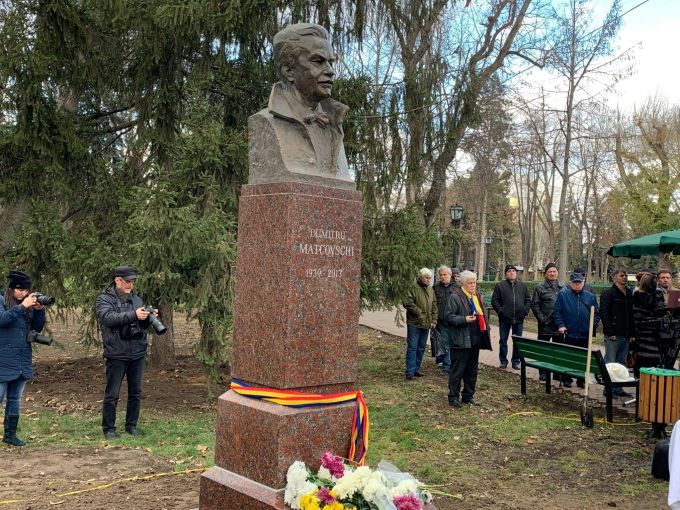 FOTO. De Ziua Naţională a României, la Chişinău a fost dezvelit bustul poetului Dumitru Matcovschi