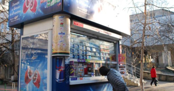 Gheretele care vând produse de tutungerie în apropierea instituţiilor publice din Chişinău vor fi evacuate