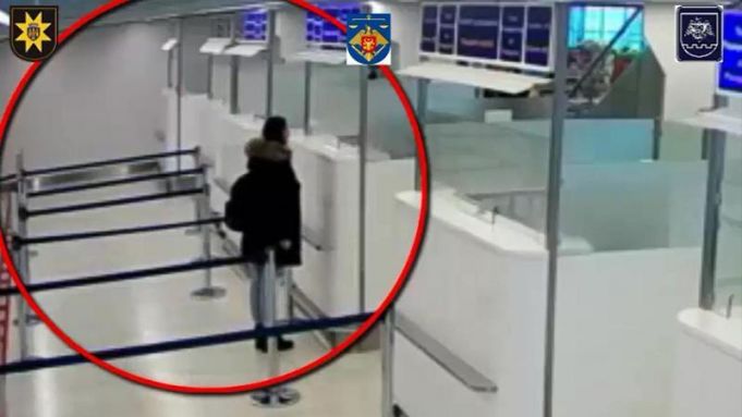 O tânără suspectată de trafic de fiinţe umane a fost reţinută în flagrant pe Aeroportul Internaţional Chişinău