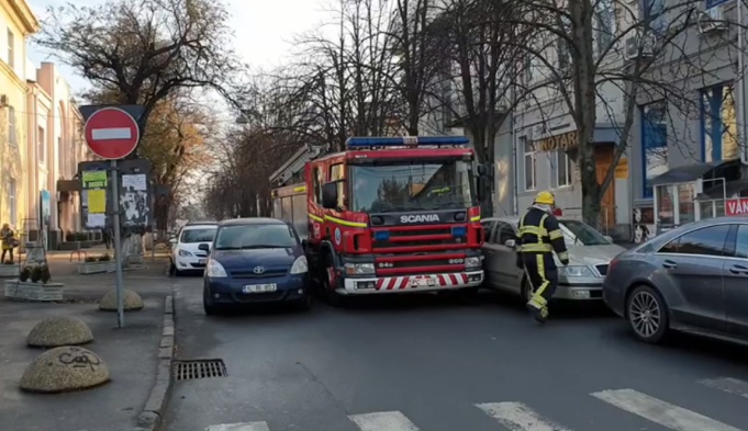 VIDEO. NO COMMENT. O maşină de intervenţie a pompierilor, blocată de maşinile parcate pe o stradă din capitală