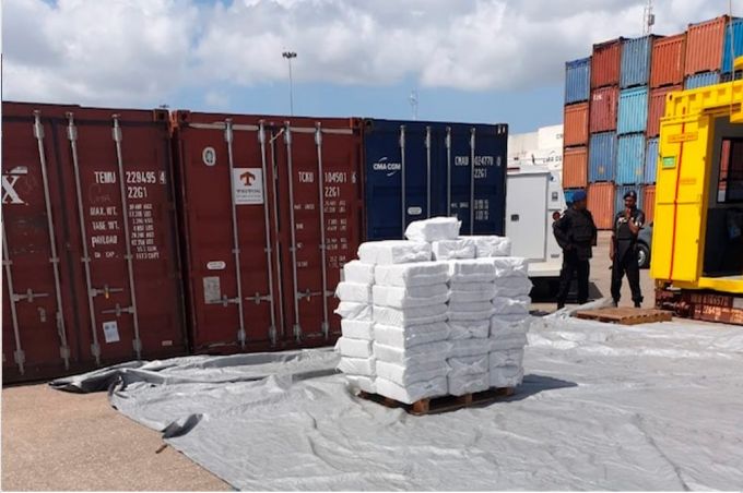 VIDEO. Trafic de peste 2000 kg de cocaină din Suriname în Europa prin intermediul unei societăţi comerciale din R. Moldova