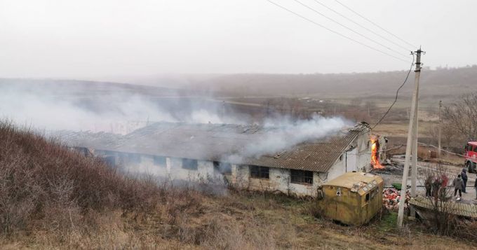 FOTO. Un incendiu a izbucnit  într-un depozit de păstrare a cărbunelui, la Orhei