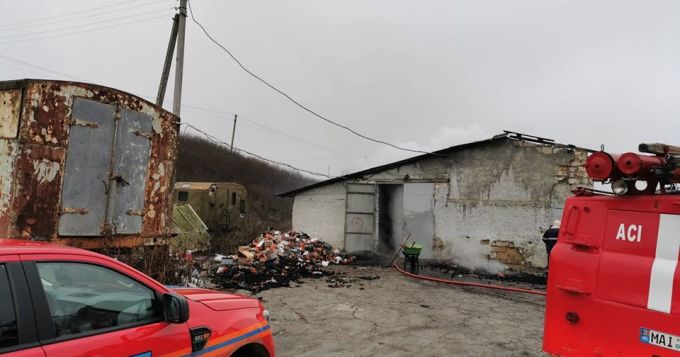 FOTO. Un incendiu a izbucnit  într-un depozit de păstrare a cărbunelui, la Orhei