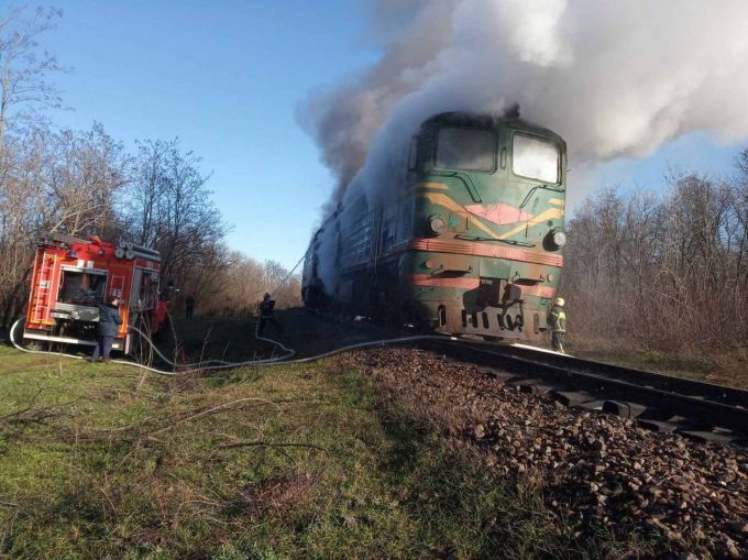 Un tren marfar, cuprins de flăcări în apropierea unei localităţi din Găgăuzia