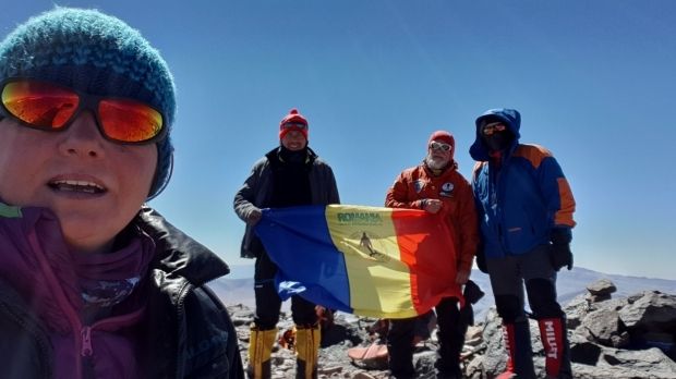 Cinci alpinişti români au atins vârful celui mai înalt vulcan din lume