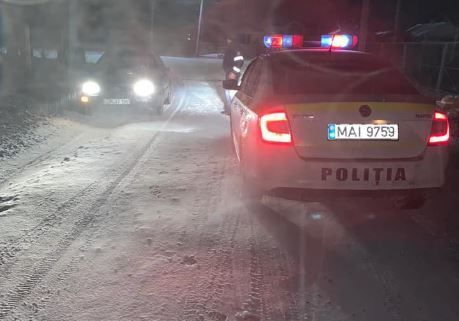 În nordul ţării ninge. Poliţia atenţionează şoferii să fie prudenţi şi să aibă maşinile echipate