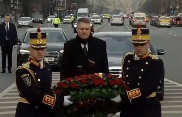 Preşedintele Klaus Iohannis a depus o coroană de flori în memoria victimelor din 1989, la 30 de ani de la începutul Revoluţiei în Capitală