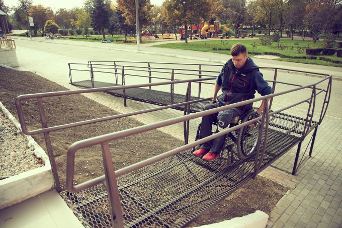 Istorii de succes. Tiraspoleanul Vitalii Slipcenco transformă mediul în care trăieşte în unul accesibil persoanelor cu dizabilităţi