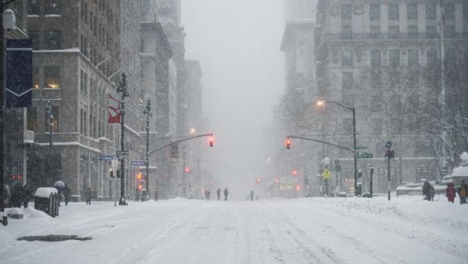 Stare de urgenţă la New York! Cel puţin şapte persoane şi-au pierdut viaţa din cauza ninsorilor abundente