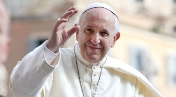Papa Francisc a îndemnat credincioşii să renunţe la utilizarea telefoanelor în timpul mesei şi să vorbească unii cu ceilalţi