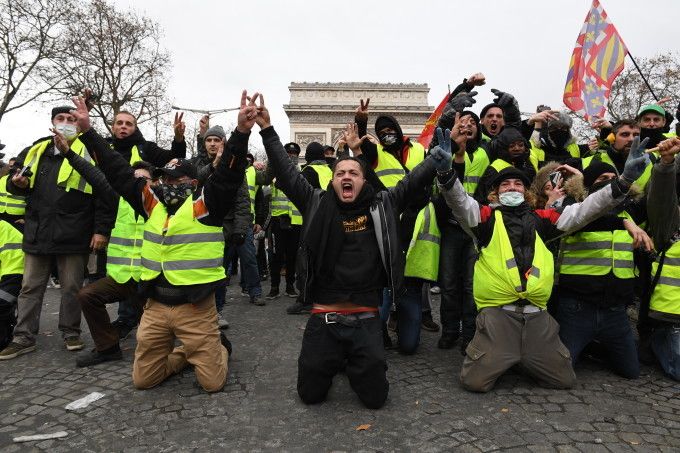 Franţa: 50.000 de manifestanţi au participat în cea de-a 13-a sâmbătă de proteste a mişcării ''vestelor galbene''