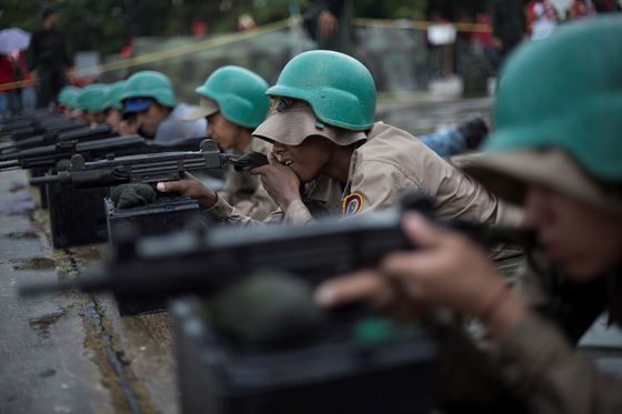 În plină criză, Nicolas Maduro a iniţiat unul dintre cele mai importante exerciţii militare din Venezuela