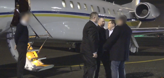 VIDEO. Momentul în care piloţii moldoveni, eliberaţi din Afganistan, ajung pe aeroportul din Moscova