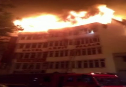 Cel puţin 17 persoane au murit într-un incendiu la un hotel din New Delhi