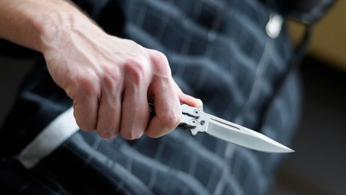 Un bărbat a devenit violent după ce vameşul i-a depistat marfa: A sustras un cuţit şi l-a lovit de mai multe ori cu capul