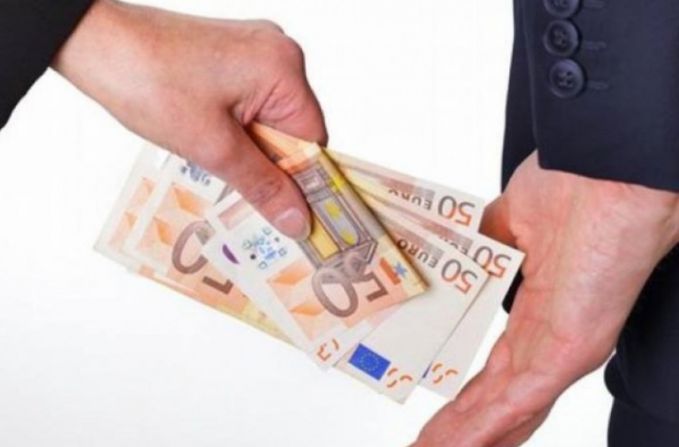 Un tânăr din Bălţi a primit mită de 600 de euro pentru a favoriza eliberarea unui permis de conducere