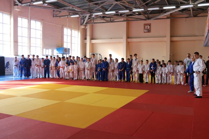 FOTO. Şcoala sportivă specializată de judo „Oleg Creţul” a fost dotată cu un microbuz şi echipament modern