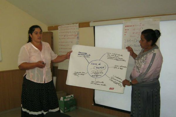 Femei rome, instruite cum să ia decizii politice la nivel local
