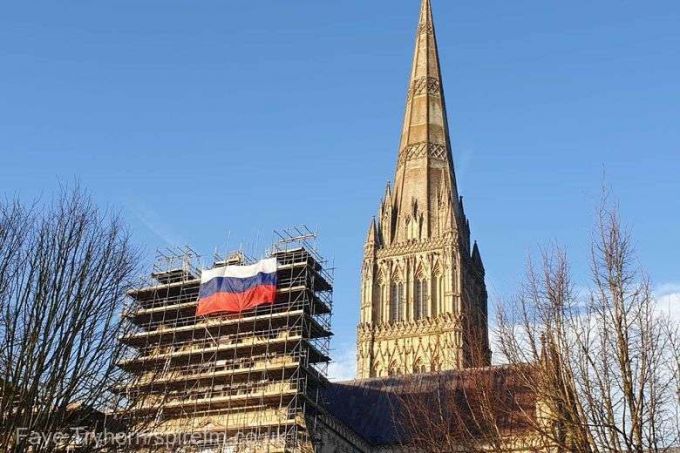 Steag rusesc, atârnat pe catedrala din Salisbury, la un an de la atacul cu Noviciok