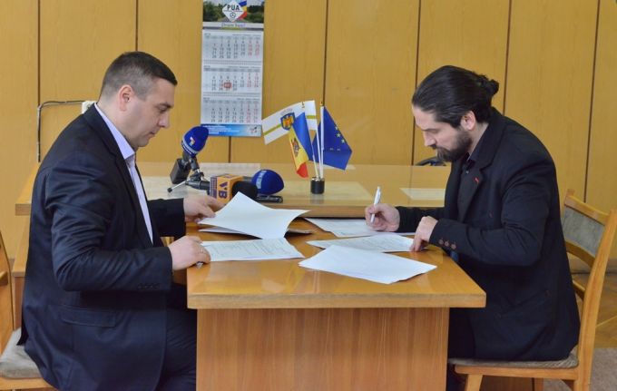 Primăria Chişinău anunţă că astăzi a fost semnat contractul de achiziţionare a celor 31 de autobuze, deşi câteva sunt expuse încă de sâmbătă în PMAN
