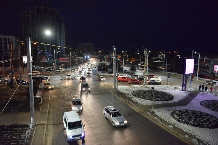 FOTO. Iluminatul public stradal a fost inaugurat pe două străzi din sectorul Centru al Chişinăului