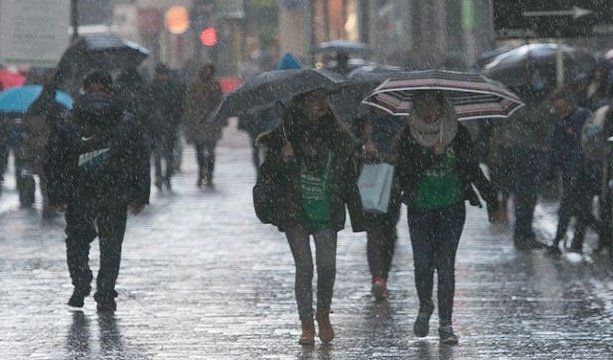 Nu uitaţi umbrelele acasă, meteorologii prognozează lapoviţă