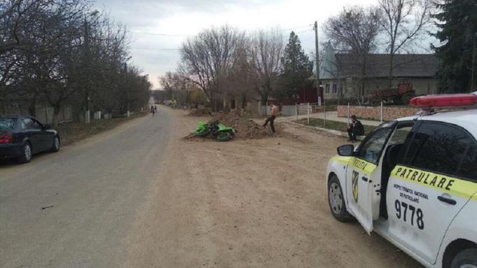 Un tânăr din Ştefan Vodă a decedat după ce s-a tamponat cu motocicleta într-un morman de pietriş