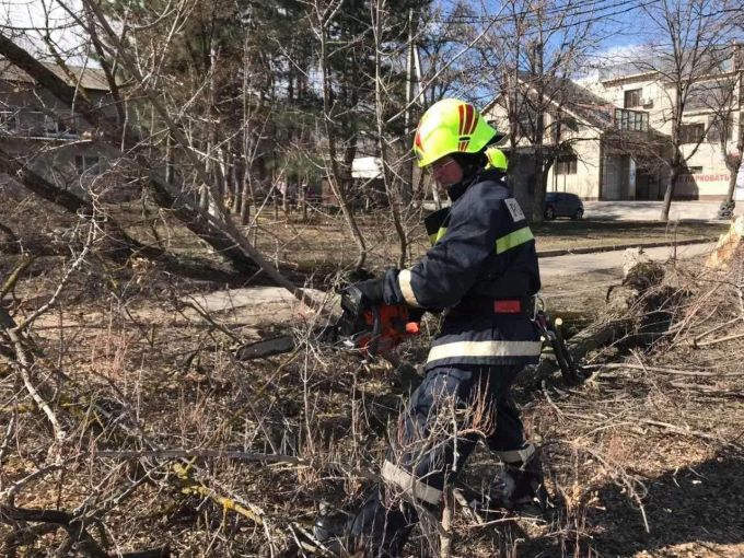 Salvatorii şi pompierii au intrevenit în ultimele 24 de ore în peste 170 de situaţii de risc
