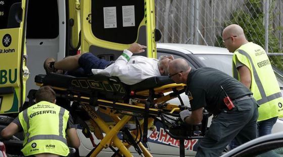 VIDEO. Martorii şi supravieţuitorii atacurilor teroriste din Noua Zeelandă. Oamenii au format o „baricadă umană”, astfel încât să blocheze accesul în zonă