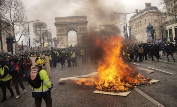 Confruntări violente la Paris, între vestele galbene şi forţele de ordine