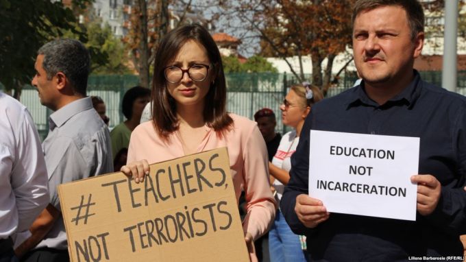 Şase şi nouă ani de detenţie au primit doi dintre cei şapte profesori turci expulzaţi. „Scrie că e legat cu terorismul”