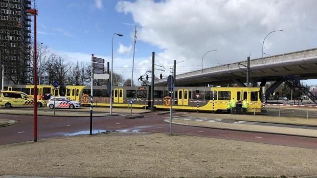 FOTO. UPDATE. Presupus incident terorist, după ce doi indivizi au deschis focul într-un tramvai din Olanda. Cel puţin un mort