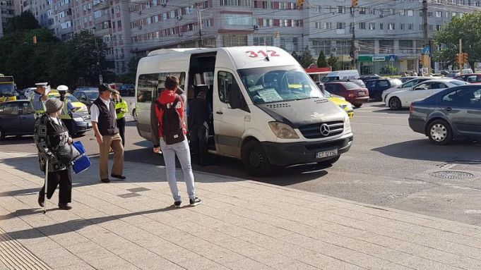 Un bărbat din Chişinău a murit în microbuzul 191, ar fi suferit un stop cardio-respirator