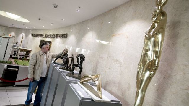 Parlamentul va găzdui o expoziţie a sculptorului Serghei Ganenco