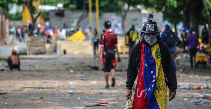 Venezuela: Parlamentul oferă noi garanţii militarilor pentru a-i determina să treacă de partea opoziţiei