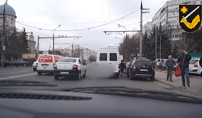 VIDEO. Cât de „disciplinaţi” sunt şoferii de maxi taxi: Un minut - o încălcare rutieră