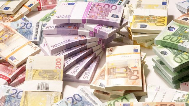 Peste 35.000 de români deţin depozite bancare mai mari de 100.000 de euro