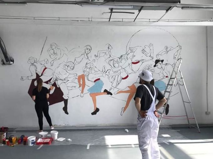Un artist basarabean pictează „Dansul Unirii” pe un perete din Timişoara