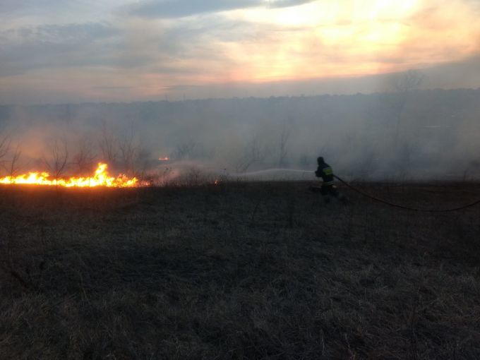 VIDEO. Peste 1500 de hectare de teren au ars în ultimele 24 de ore. Pompierii au intervenit în 82 de cazuri