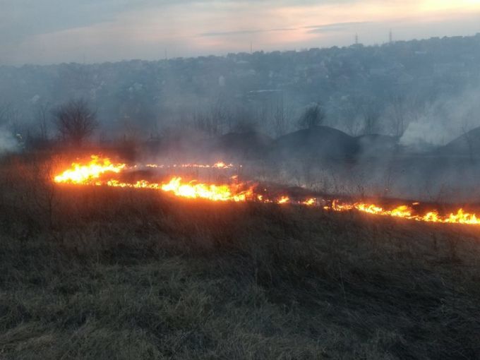 Nu daţi foc la iarba uscată sau gunoi! În ultimele 24 de ore, pompierii au intervenit în peste 100 de cazuri de vegetaţie cuprinsă de flăcări