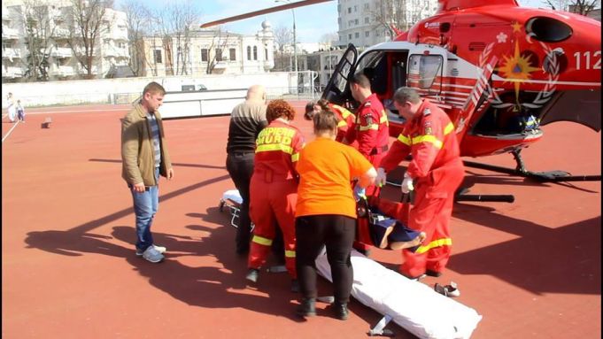 Un bărbat care a suferit un accident de circulaţie a fost transportat la spital cu elicopterul SMURD