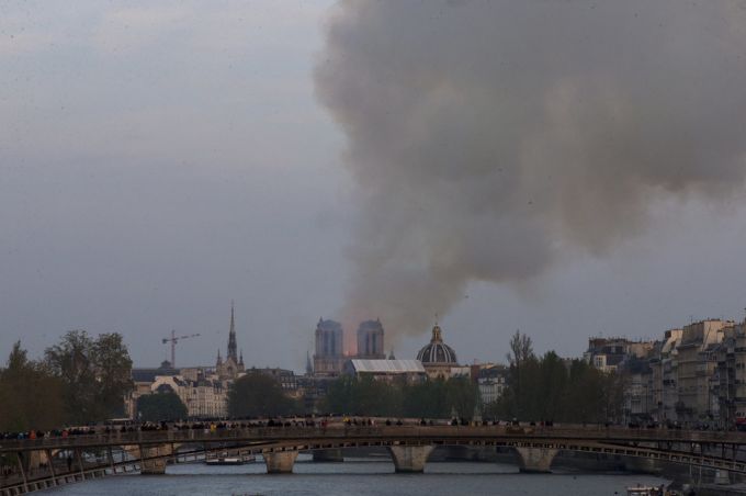 Incendiul de la Catedrala  Notre-Dame din Paris a fost parţial stins. Emmanuel Macron promite că va fi reconstruită