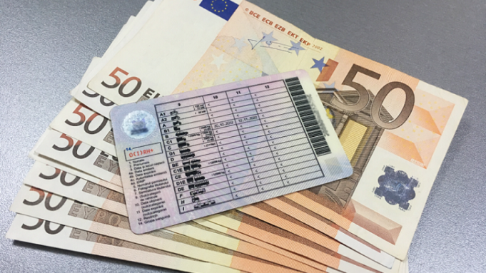 Un bărbat a cerut 400 de euro pentru un permis de conducere. Acum riscă până la 6 ani de închisoare