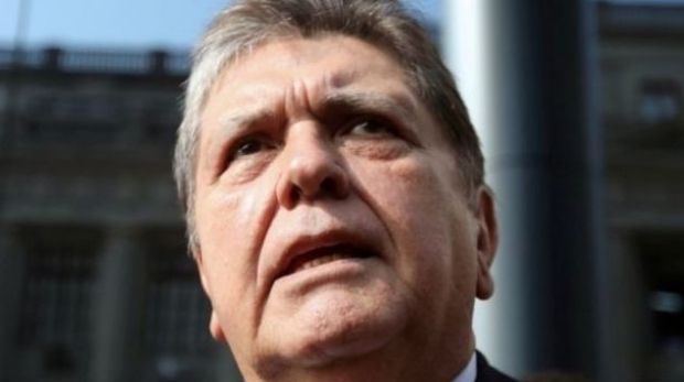 Fostul preşedinte al Peru Alan Garcia s-a împuşcat în cap înainte de a fi arestat. El se află la spital, în stare critică