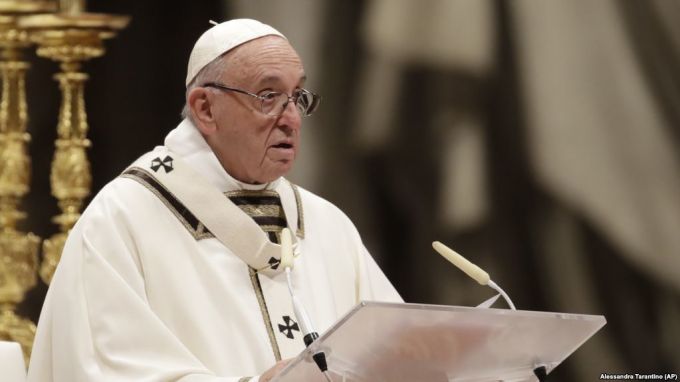 Papa Francisc va purta la Şumuleu Ciuc un veşmânt creat special de un designer român