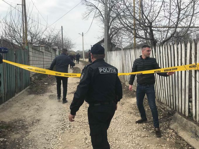 Cadavrul unui bărbat, cu semne de moarte violentă, a fost găsit la Ialoveni