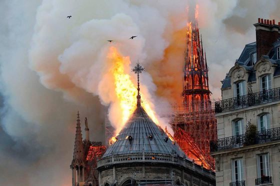 Noi date despre incendiul de la Catedrala Notre-Dame. Focul ar fi pornit de la jumătatea acoperişului
