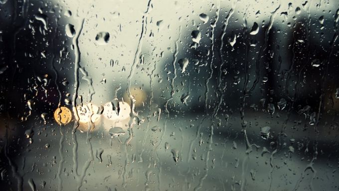 Nu uitaţi umbrelele acasă. Meteorologii anunţă ploi slabe în întreaga ţară
