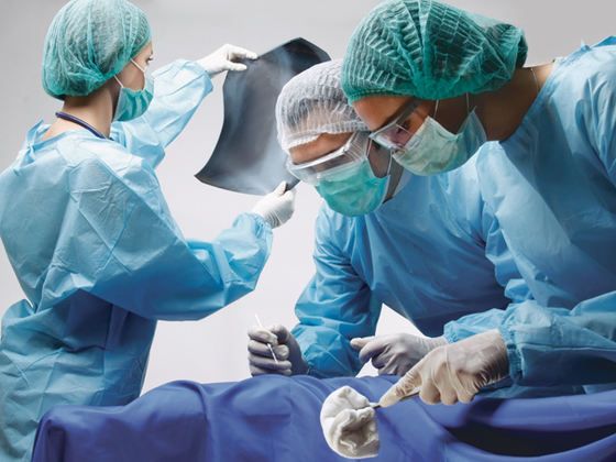 Operat cu succes: Medicii din Târgu Mureş au replantat braţul unui bărbat care a căzut de la etaj